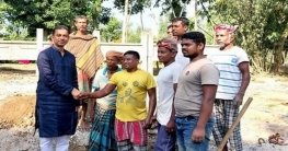 ফুলছড়িতে নৌকায় ভোট চেয়ে গণসংযোগ করছেন রিপন ফুলছড়িতে নৌকায় ভোট চেয়ে গণসংযোগ করছেন রিপন